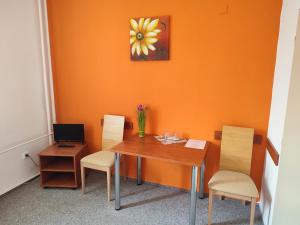 Televízia a/alebo spoločenská miestnosť v ubytovaní BEST Hotel Garni