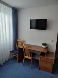 Televízia a/alebo spoločenská miestnosť v ubytovaní BEST Hotel Garni