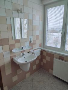 Koupelna v ubytování BEST Hotel Garni + 37 fotografií
