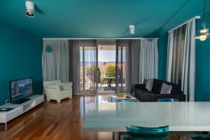 a living room with a couch and a table at Apartments Villa Azzurra Bol in Bol