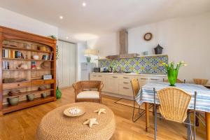 A kitchen or kitchenette at Maison Jolie