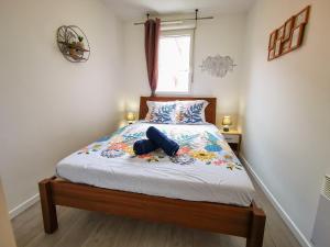 1 dormitorio con cama con almohada y ventana en Léman Holidays - Le Coquelicot, en Thonon-les-Bains