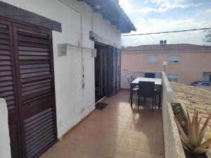 a balcony with a table and chairs and a building at Can Kuqueta, Platja d'Aro in Platja  d'Aro