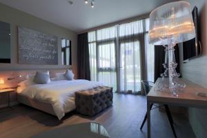 Chez Maman Hotel & Restaurant tesisinde bir odada yatak veya yataklar