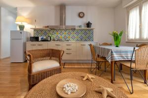 A kitchen or kitchenette at Maison Jolie