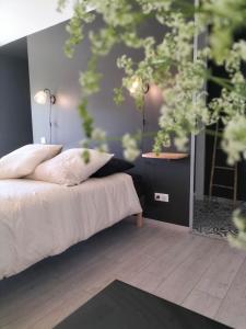 Ένα ή περισσότερα κρεβάτια σε δωμάτιο στο Gîte Le Malartic Gersois avec piscine