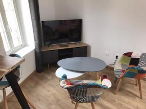 Televízia a/alebo spoločenská miestnosť v ubytovaní Le Petit Sault - Super Studio refait à neuf proche des commerces NaionalN3