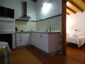 Una cocina o zona de cocina en MONTE SOL'AR DO FAROL by Stay in Alentejo