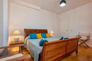 A bed or beds in a room at Maison Jolie