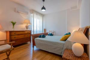 A bed or beds in a room at Maison Jolie