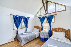 Cama o camas de una habitación en Rustic Loft 3BR W/View, Parking & Wifi