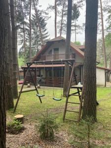 Fotografia z galérie ubytovania Domek nad jeziorem Narie Kretowiny las wakacje 8os. v destinácii Kretowiny