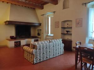 ein Wohnzimmer mit einem Sofa und einem Kamin in der Unterkunft Villa La Grotta in San Giustino Valdarno