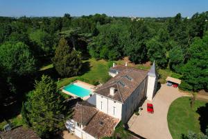 Basen w obiekcie Château Fleur D'Aya lub w pobliżu