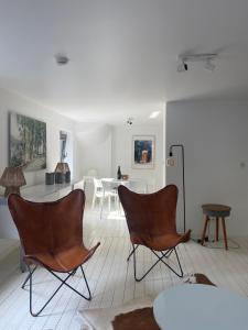 ein Wohnzimmer mit 2 Stühlen und einem Tisch in der Unterkunft L'atelier de Durbuy in Durbuy