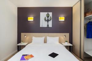 Postel nebo postele na pokoji v ubytování Aparthotel Adagio Access Paris Clichy