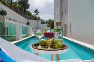 Nápoje v ubytovaní Villa Smaragd - Saphir - Luxury Apartment With Shared Pool