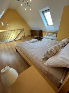 Posteľ alebo postele v izbe v ubytovaní Apartament Hemingwaya
