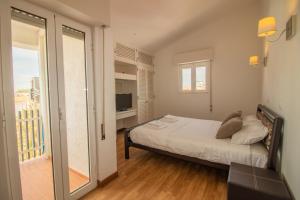 um pequeno quarto com uma cama e uma varanda em Duplex Marina de Vilamoura em Vilamoura
