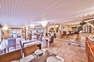 un restaurante con mesas y sillas en una habitación en Ağva Acquaverde Otel, en Agva