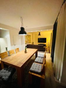ein Wohnzimmer mit einem Holztisch und einem Sofa in der Unterkunft Geräumige Maisonette nahe Ölper See in Braunschweig