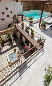 una vista aérea de una casa con piscina en Murallas de Jayrán Hotel Boutique en Almería