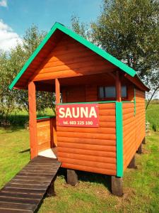una piccola camera con un cartello con sopra una sauna di Biebrza 24 a Sztabin