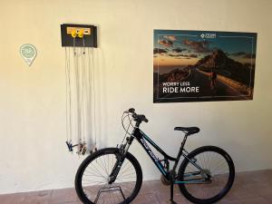 una bicicletta parcheggiata accanto a un muro con un poster di RVHotels Golf Costa Brava a Santa Cristina d'Aro