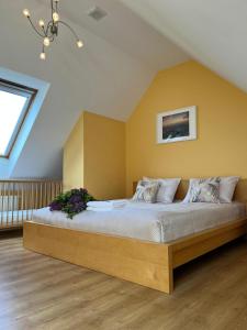 Posteľ alebo postele v izbe v ubytovaní Apartament Hemingwaya