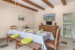 Televízia a/alebo spoločenská miestnosť v ubytovaní Maison familiale dans les pins à 300 m de la Plage