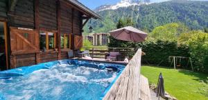 Басейн в Chalet Falcon With Hot Tub - in a great location! або поблизу