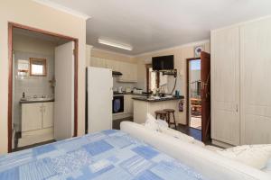 Una pequeña cocina con una cama en una habitación en Dunwerkin Bachelor Flat, en Kenton on Sea