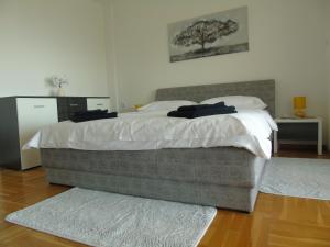 Un pat sau paturi într-o cameră la Apartment Ella, Opatija