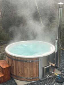 Slaley Retreat في Slaley: حوض استحمام ساخن مع دخان يخرج منه