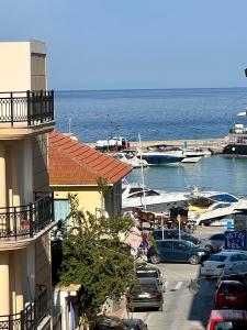 uitzicht op een jachthaven met boten in het water bij Ven Luxury Apartment in Zakynthos