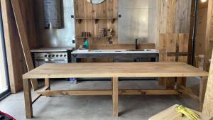 cocina con mesa de madera en Mountain Loft Las Pendientes en San Martín de los Andes