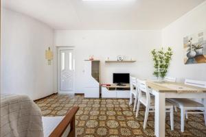 un soggiorno bianco con tavolo e sedie di Villas Brites nº4 a Burgau