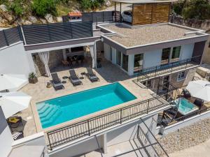 Πισίνα στο ή κοντά στο Villa Stella with 32 sqm private heated pool Jacuzzi Sauna Media room 3 bedrooms