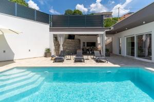 Πισίνα στο ή κοντά στο Villa Stella with 32 sqm private heated pool Jacuzzi Sauna Media room 3 bedrooms