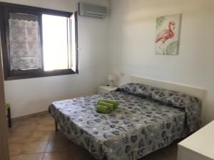 sypialnia z łóżkiem z zieloną poduszką w obiekcie Olbia House w mieście Olbia +33 zdjęcia
