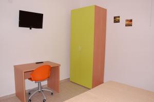 Habitación con escritorio y armario verde. en B&B Fenix, en Trani