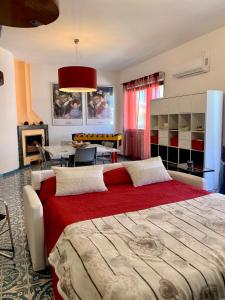 - une chambre avec un grand lit et une couverture rouge dans l'établissement CiaoSud Apartments, à Sorrente