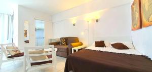 ein Schlafzimmer mit Bett und ein Wohnzimmer in der Unterkunft Martianez Beach Studio in Puerto de la Cruz