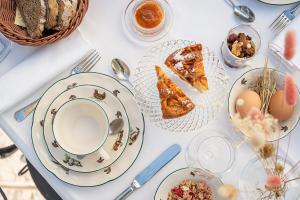 uma mesa com pratos e tigelas de comida em Al Segnavento - Fiori&Frutti em Mestre
