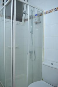 ein weißes Badezimmer mit Dusche und Toilette in der Unterkunft Martianez Beach Studio in Puerto de la Cruz