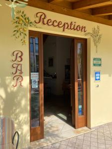 ein Restaurant mit einem Schild, das die Rezeption liest in der Unterkunft Hotel Susy in Limone sul Garda