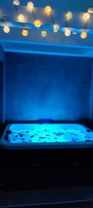 Łóżko lub łóżka w pokoju w obiekcie Relax Apartment - private Jacuzzi/SPA with 2bedrooms (A/C) - Netflix - 24 h/entry