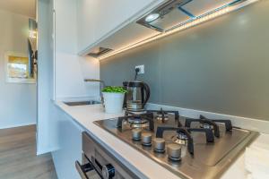 Příslušenství pro přípravu čaje a kávy v ubytování CASA BRIGITTE Comfort, Vista e Parcheggio