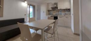 A kitchen or kitchenette at Appartamento Brigida Bilocale 3 posti vicino al centro