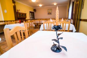 een kaars op een tafel in een eetkamer bij Hotel Vincentinum Novigrad na Dobri in Duga Resa